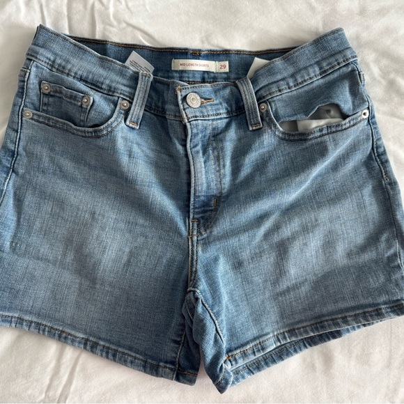 Levi’s Denim mid length Shorts - Picture 1 of 3